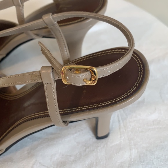 Taupe closed toe sling back heels - size 9.5 - Picture 2 of 4